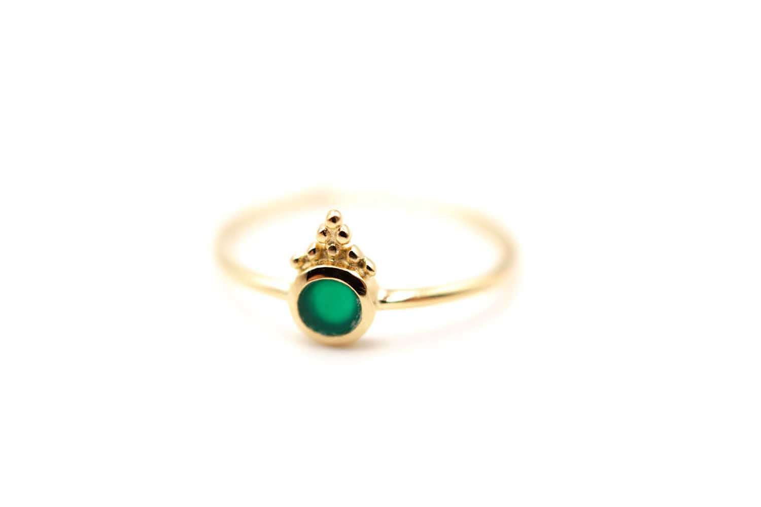 Zierlicher vergoldeter Ring mit rundem grünem Onyx und Kügelchen-Krone, freigestellt