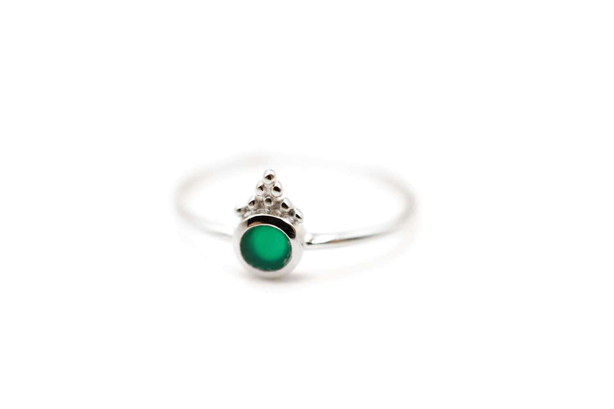 Silberfarbene Variante des Rings mit grünem Onyx, freigestellt