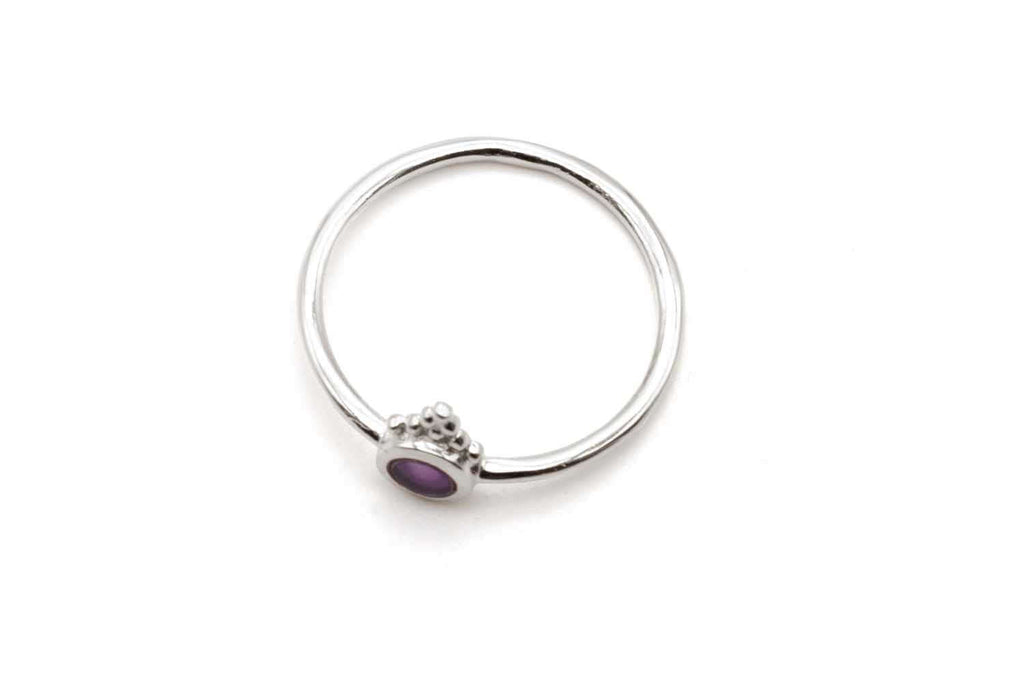 Silberfarbener Ring von der Seite mit violettem Amethyst