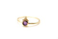 Zarter vergoldeter Ring mit rundem violettem Amethyst und Kügelchen-Verzierung, freigestellt