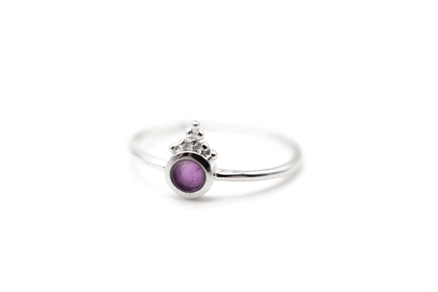 Ring in silberfarbener Ausführung mit violettem Amethyst, freigestellt