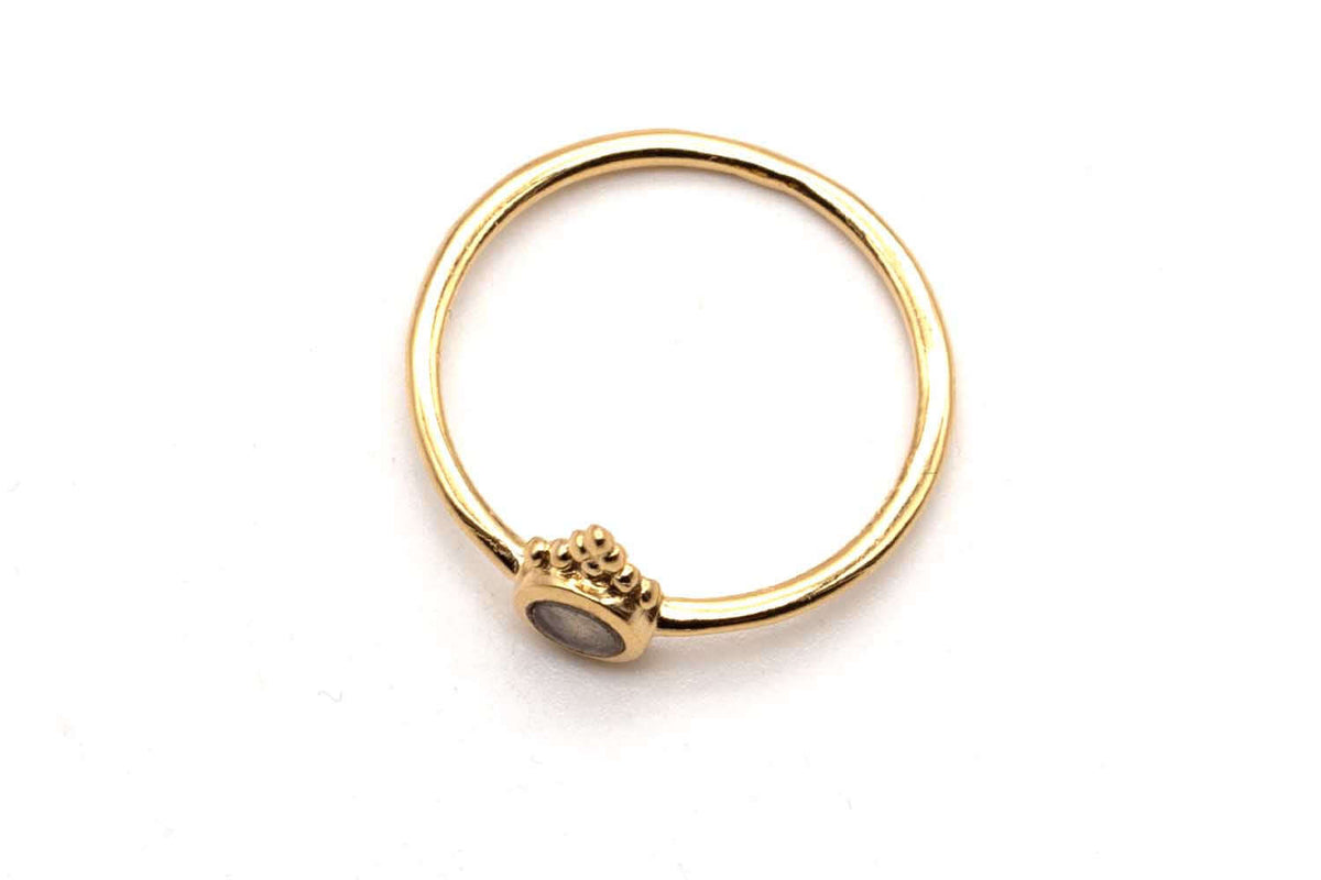 Vergoldeter Ring von der Seite, schmale Schiene mit kleinem Labradorit