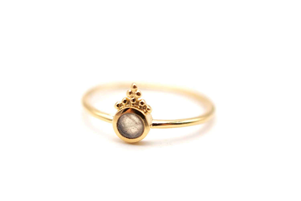Vergoldeter schmaler Ring mit rund gefasstem Labradorit und Kügelchen-Krönchen darüber
