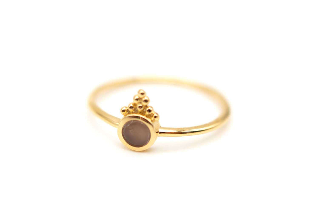 Zierlicher vergoldeter Ring mit rundem grauem Mondstein und Kügelchen-Krönchen darüber