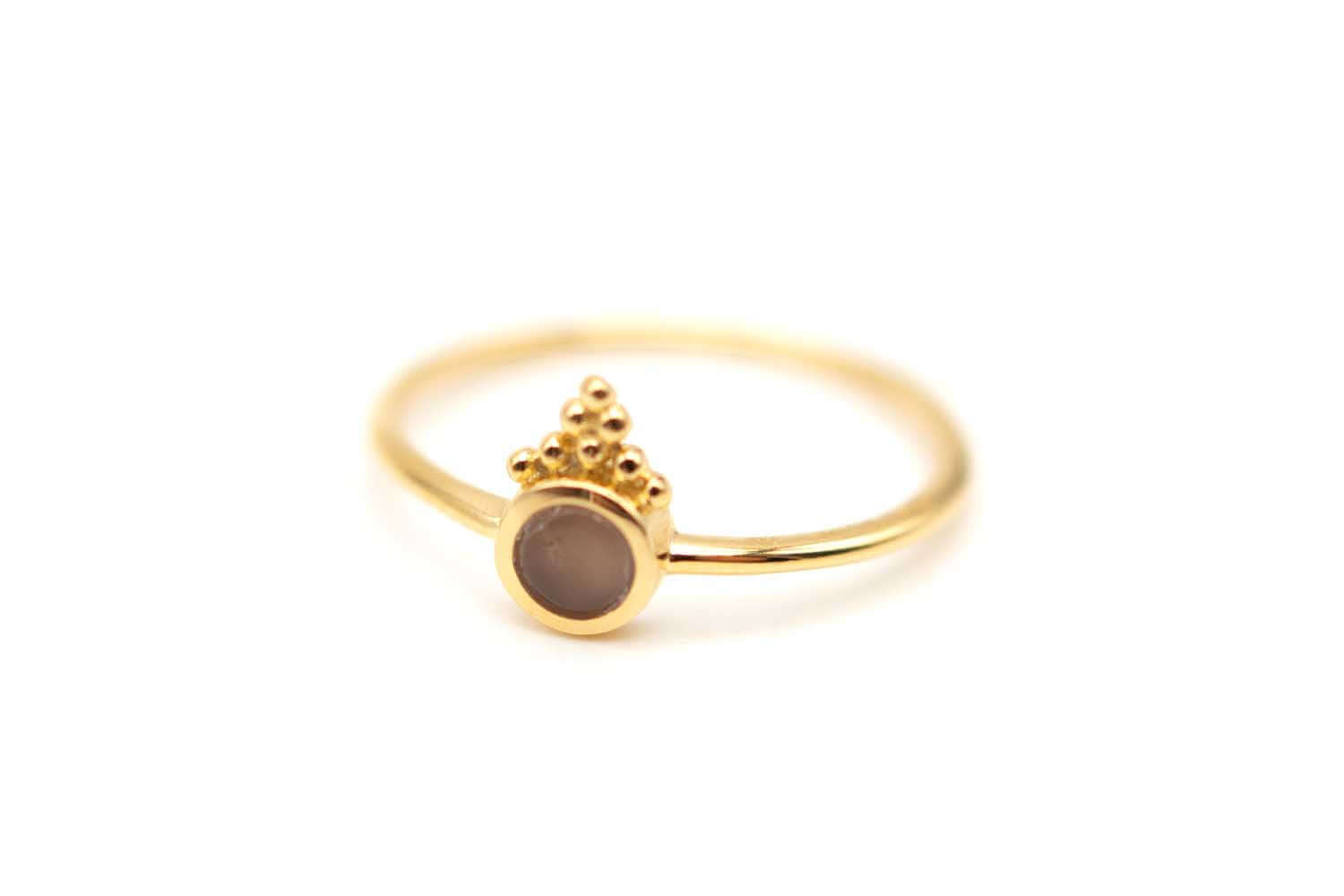 Zierlicher vergoldeter Ring mit rundem grauem Mondstein und Kügelchen-Krönchen darüber