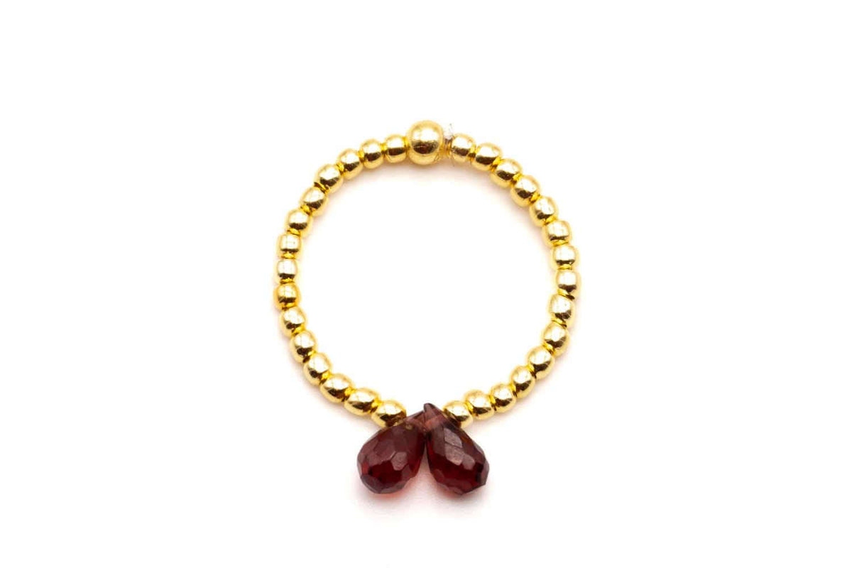 Ring auf Elastikband aus vergoldeten Perlen mit zwei Tropfen aus facettiertem Granat