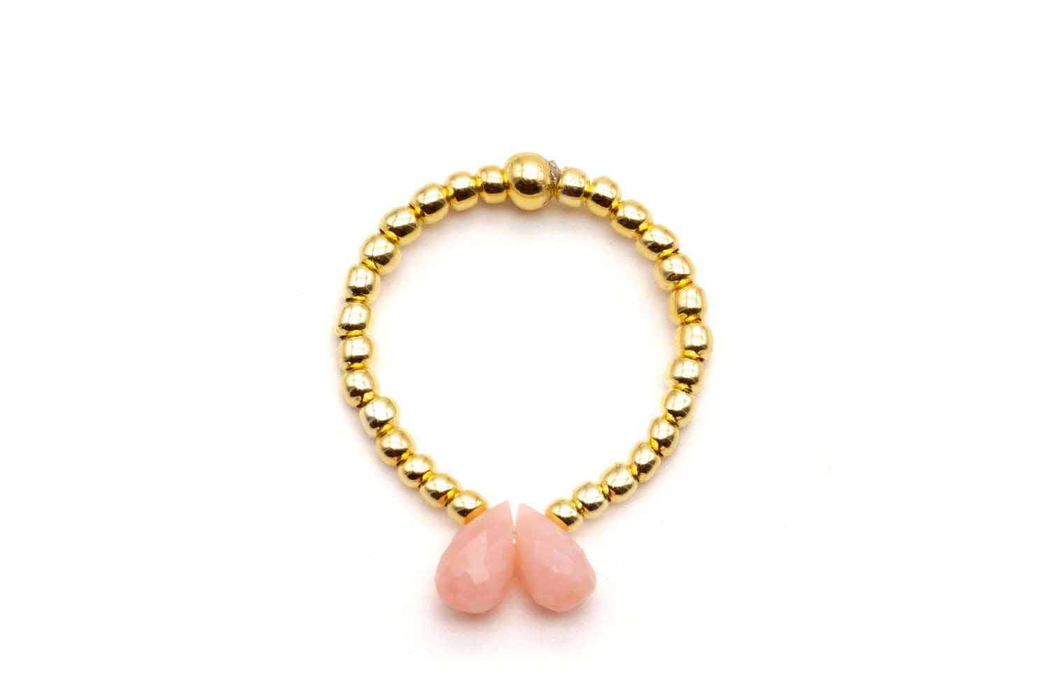 Ring auf Elastikband aus vergoldeten Perlen mit zwei rosa Opal-Tropfen