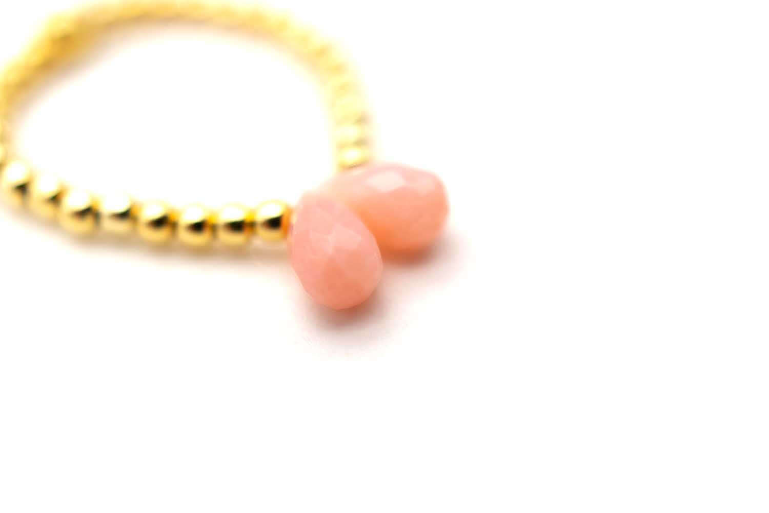 Detailaufnahme der beiden facettierten rosa Opal-Tropfen