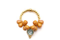 Ring auf Elastikband mit goldfarbenen Perlen, karamellfarbenen Kristalltropfen und blassblauem Aquamarin-Anhänger
