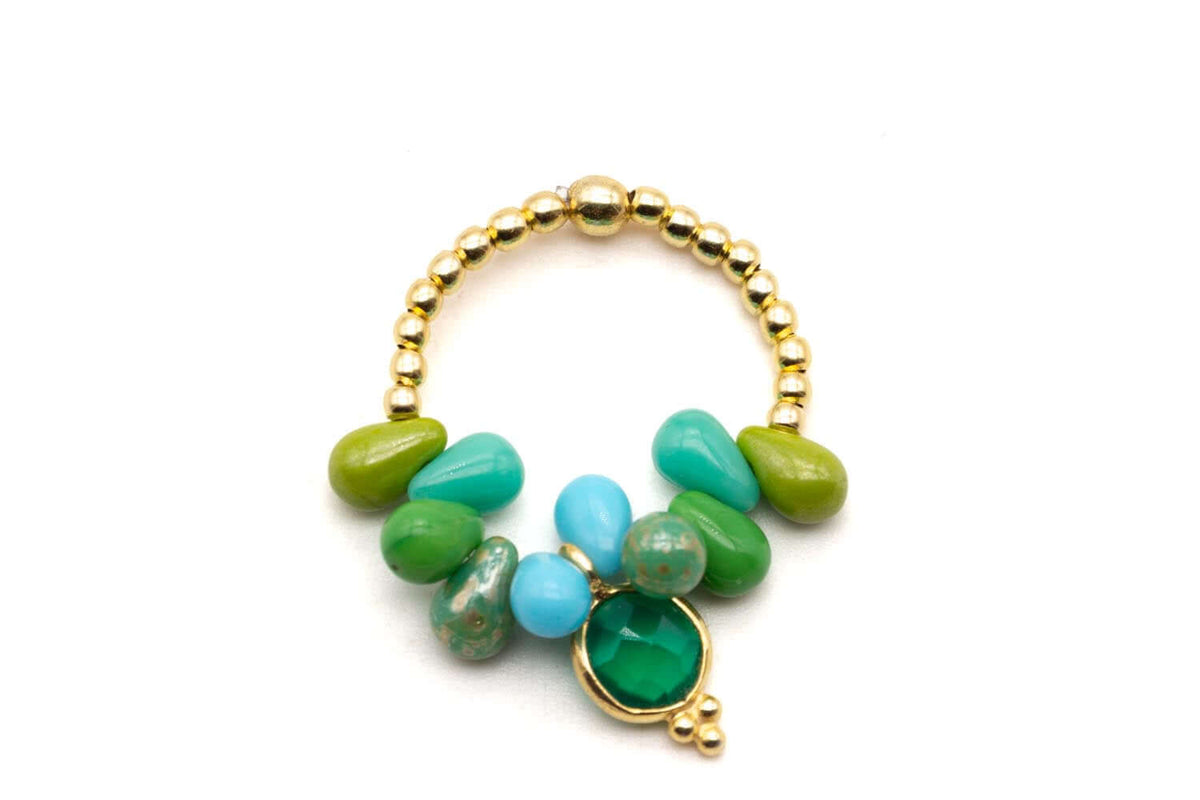 Ring auf Elastikband mit vergoldeten Perlen, grünen und blauen Kristalltropfen und grünem Onyx-Anhänger