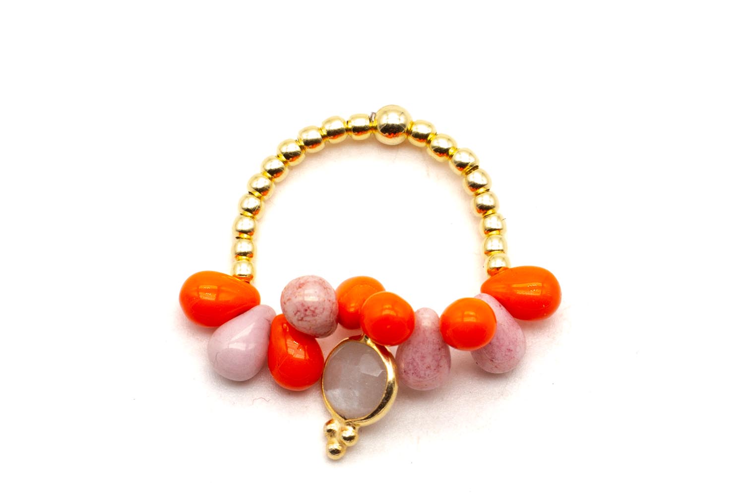 Vergoldeter Perlenring auf Elastikband mit orangefarbenen und rosa Tropfen und Mondstein-Anhänger, freigestellt