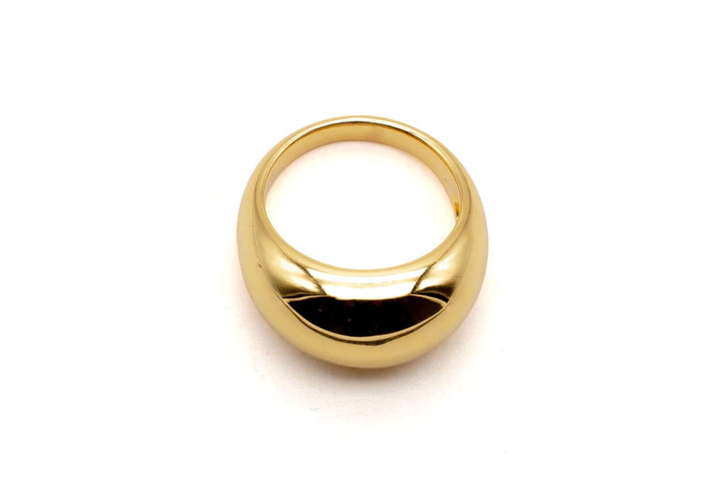 Kuppelförmiger, glänzend polierter goldfarbener Ring, freigestellt vor weißem Hintergrund