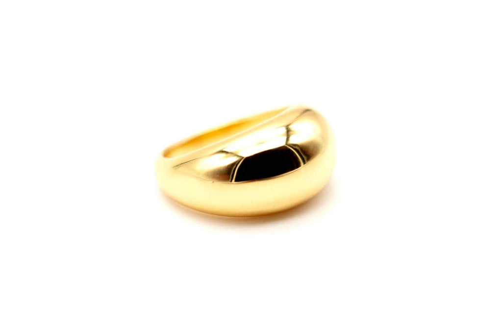 Goldfarbener Ring in Schrägansicht auf die gewölbte Oberseite