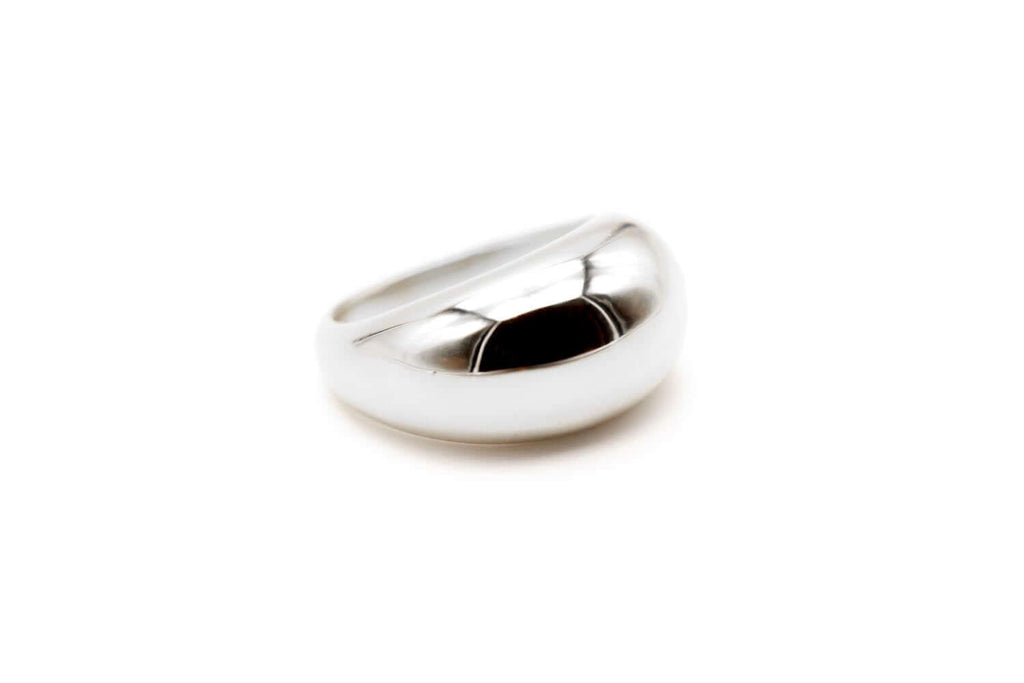 Silberfarbener Ring in Schrägansicht auf die gewölbte Oberseite