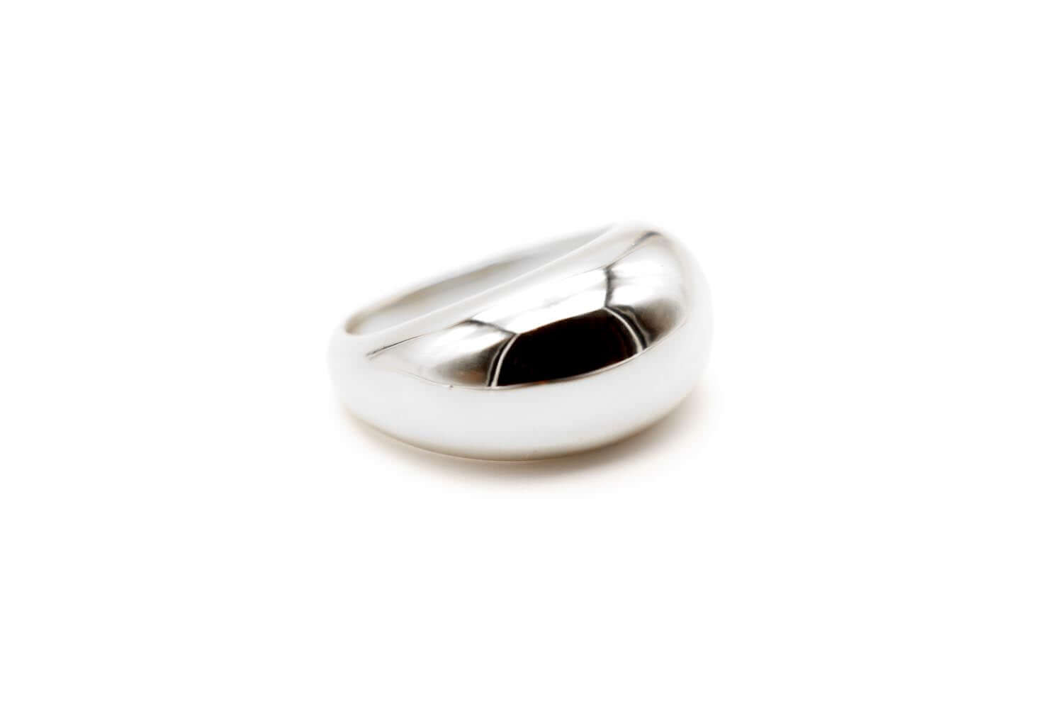 Silberfarbener Ring in Schrägansicht auf die gewölbte Oberseite
