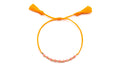 Orangefarbenes geflochtenes Armband mit Quasten, rosa Korallenperlen und vergoldeten Perlen