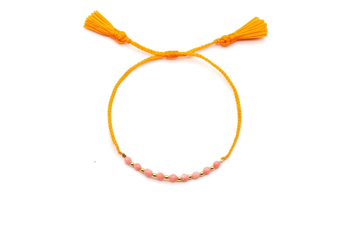 Orangefarbenes geflochtenes Armband mit Quasten, rosa Korallenperlen und vergoldeten Perlen