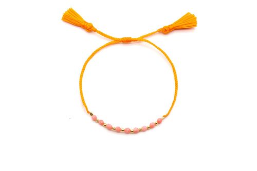 Orangefarbenes geflochtenes Armband mit Quasten, rosa Korallenperlen und vergoldeten Perlen