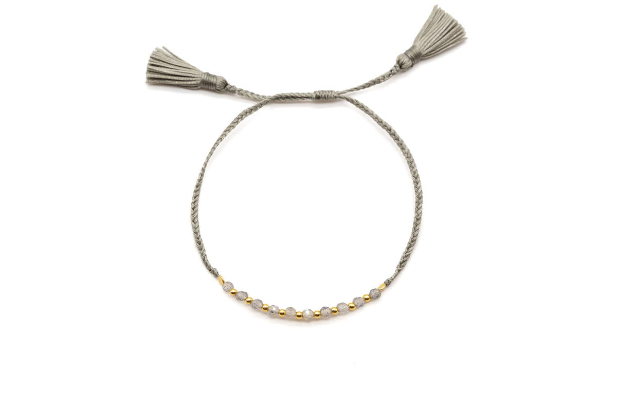 Geflochtenes Armband mit Quasten, schimmernden Labradorit-Perlen und vergoldeten Kügelchen