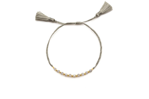 Geflochtenes Armband mit Quasten, schimmernden Labradorit-Perlen und vergoldeten Kügelchen