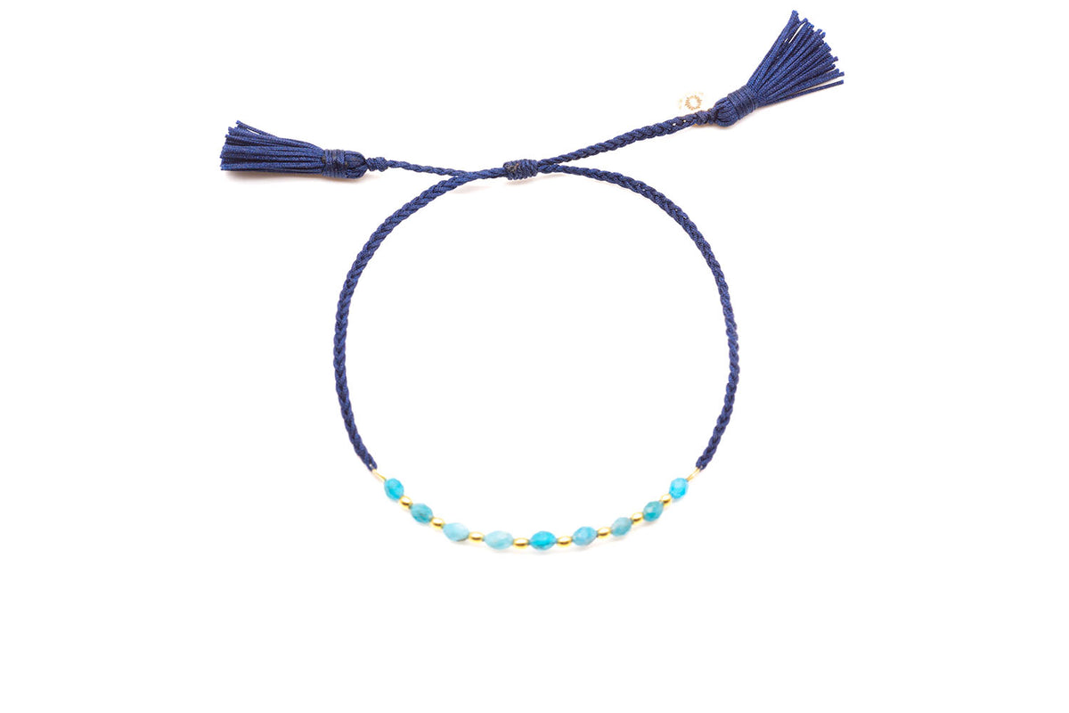 Geflochtenes Macramé-Armband in Dunkelblau mit blauen Apatit-Perlen und Quasten-Verschluss
