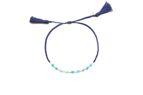Geflochtenes Macramé-Armband in Dunkelblau mit blauen Apatit-Perlen und Quasten-Verschluss