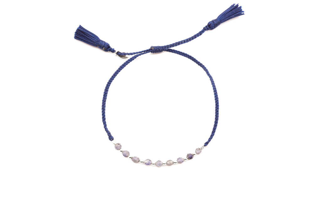 Dunkelblaues Macramé-Armband mit Iolith-Perlen und zwei Quasten, freigestellt