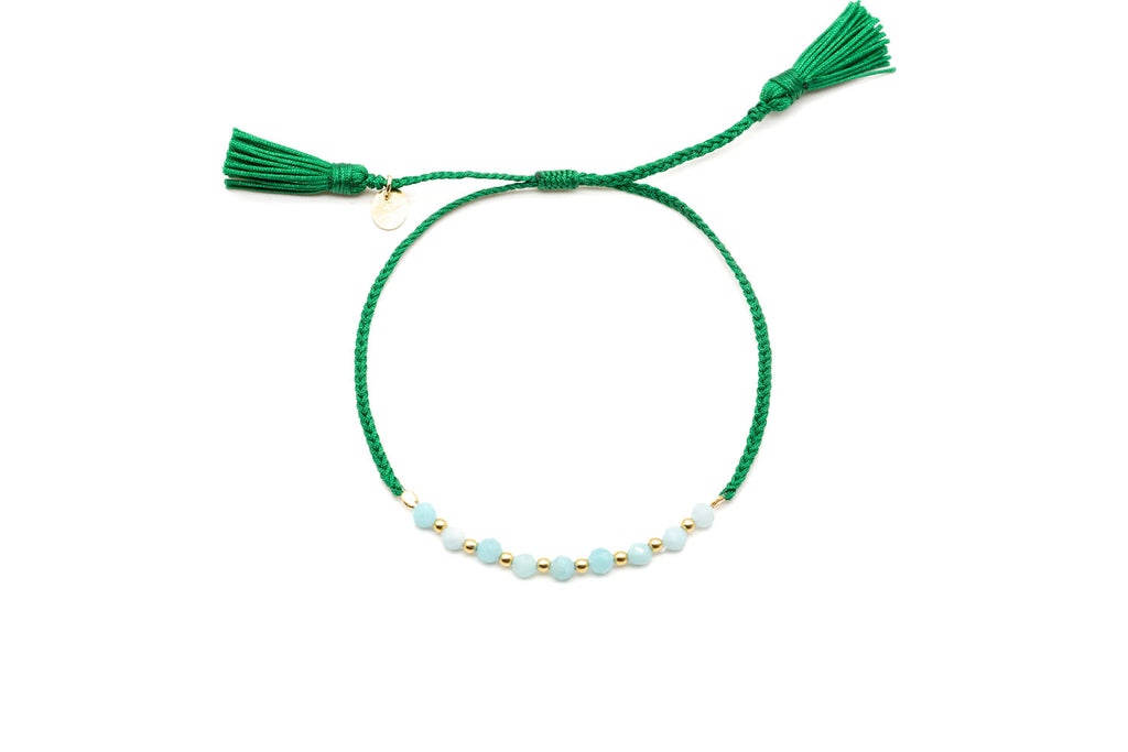 Grün geflochtenes Macramé-Armband mit Amazonit-Perlen, vergoldeten Kügelchen und zwei Quasten