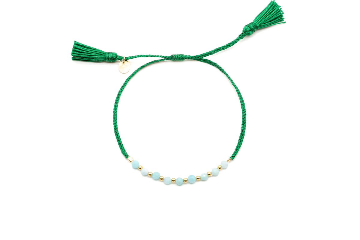 Grün geflochtenes Macramé-Armband mit Amazonit-Perlen, vergoldeten Kügelchen und zwei Quasten