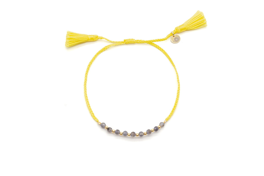 Gelbes geflochtenes Macramé-Armband mit Iolith-Perlen und goldfarbenen Kügelchen, zwei Quasten