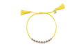 Gelbes geflochtenes Macramé-Armband mit Iolith-Perlen und goldfarbenen Kügelchen, zwei Quasten