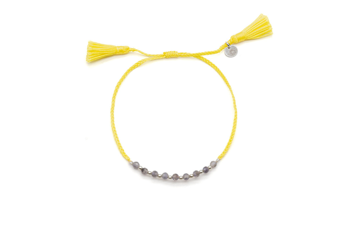Dasselbe Armband mit silberfarbenen statt goldfarbenen Kügelchen