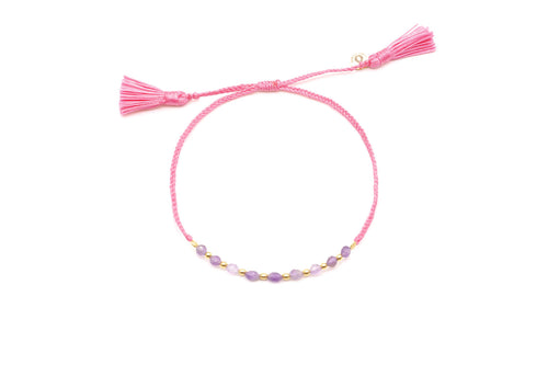 Rosa geflochtenes Macramé-Armband mit Amethyst-Perlen, goldfarbenen Perlen und zwei Quasten