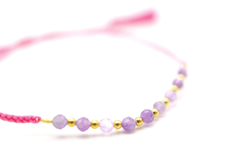Detailaufnahme der lila Amethyst-Perlen mit goldfarbenen Perlen