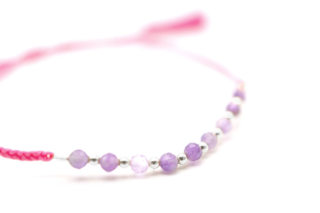 Detailansicht mit silberfarbenen Perlen zwischen den Amethysten