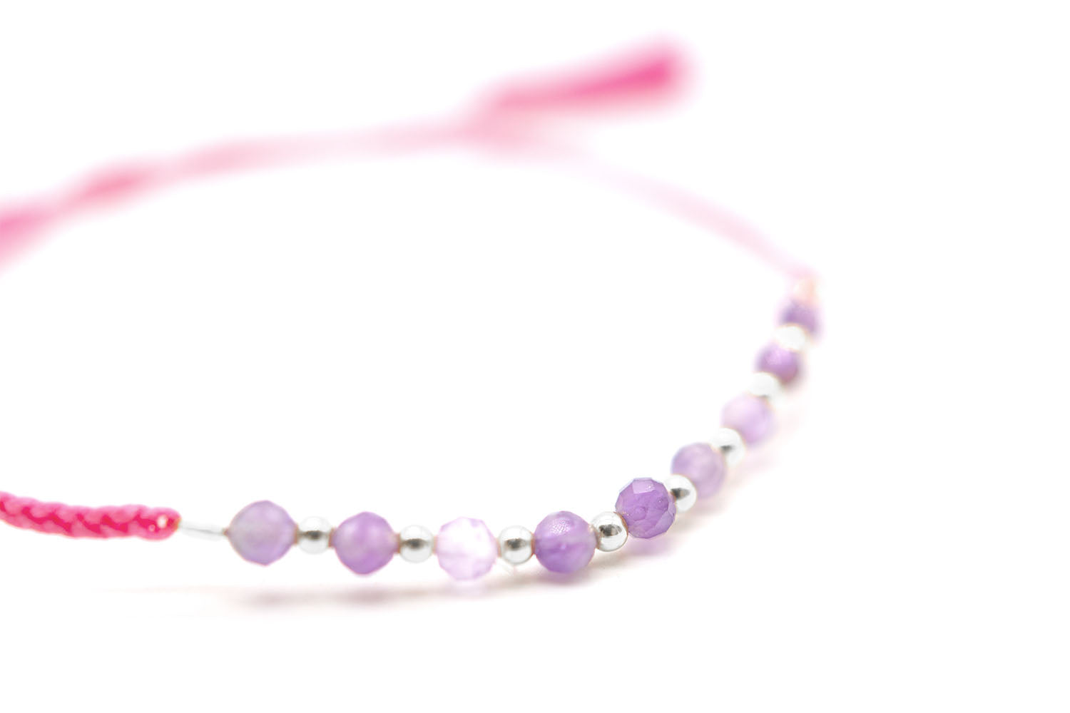 Detailansicht mit silberfarbenen Perlen zwischen den Amethysten