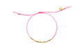 Zartes pink geflochtenes Macramé-Armband mit vergoldeten länglichen Perlen und Zugverschluss