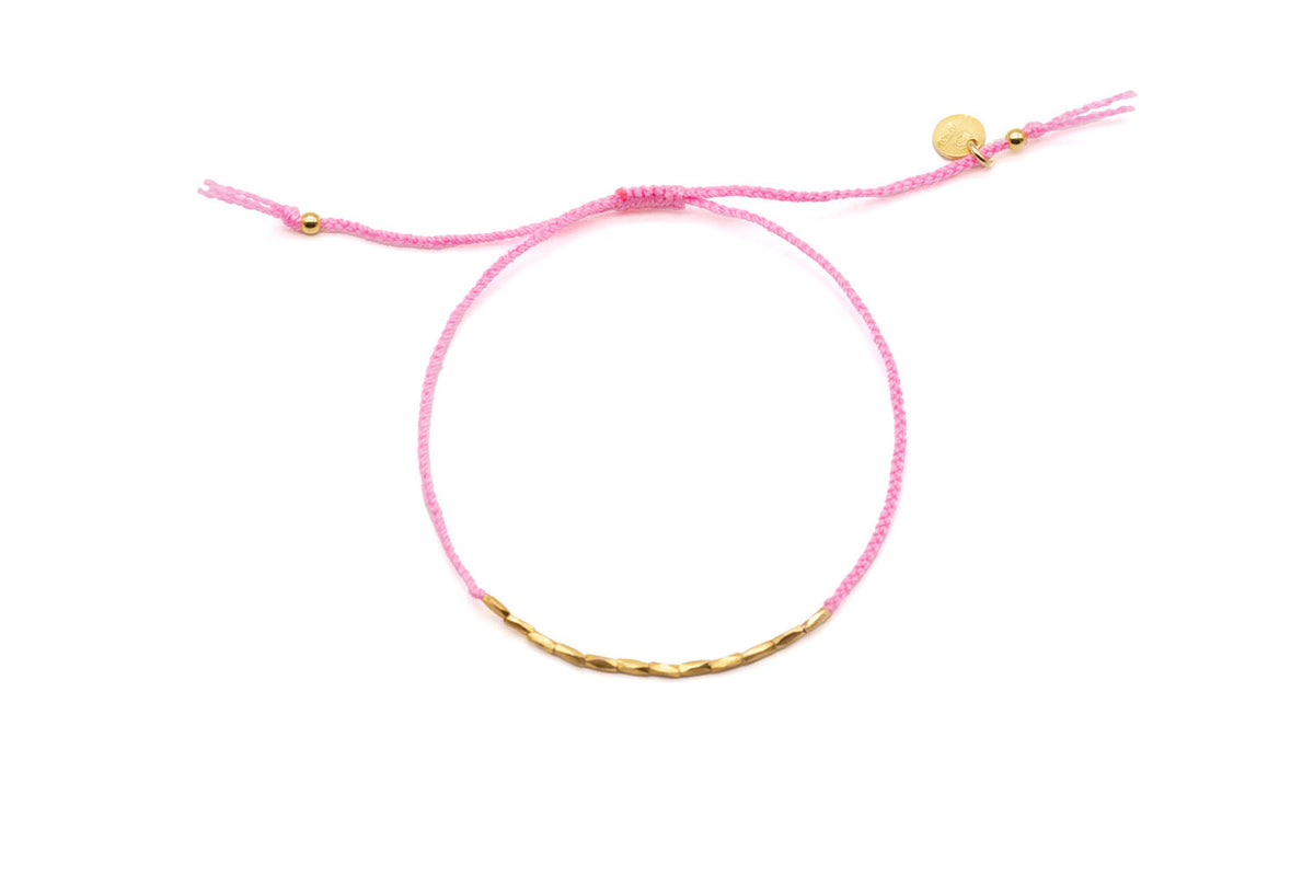 Zartes pink geflochtenes Macramé-Armband mit vergoldeten länglichen Perlen und Zugverschluss