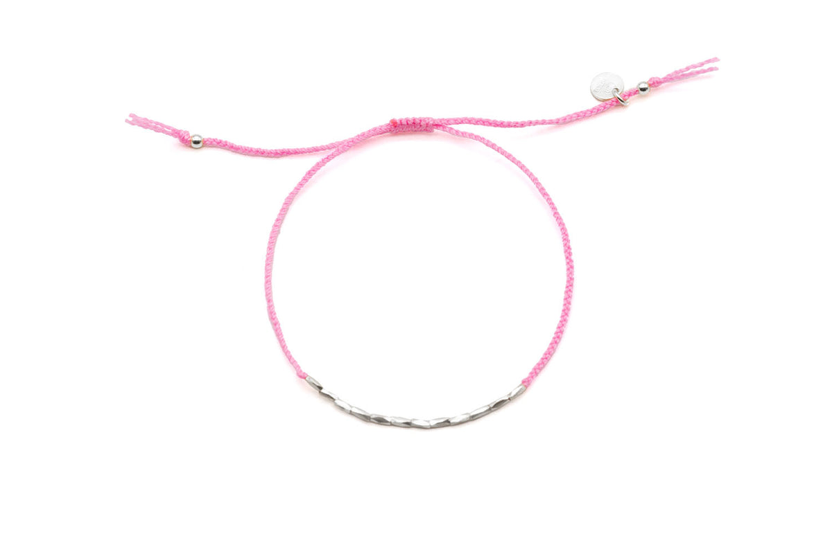 Dasselbe Armband mit silberfarbenen Röhrchenperlen