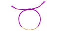 Lila geflochtenes Macramé-Armband mit einer Reihe kantiger vergoldeter Röhrchen und Zugverschluss