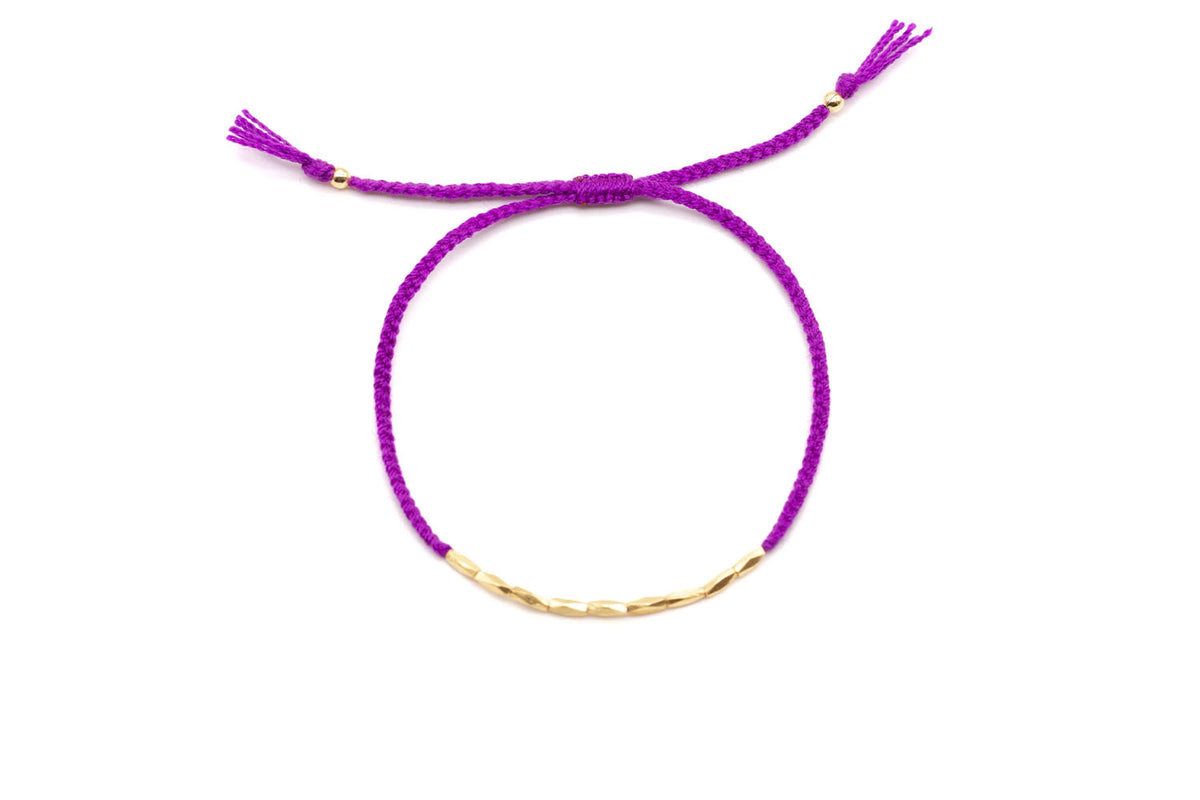 Lila geflochtenes Macramé-Armband mit einer Reihe kantiger vergoldeter Röhrchen und Zugverschluss