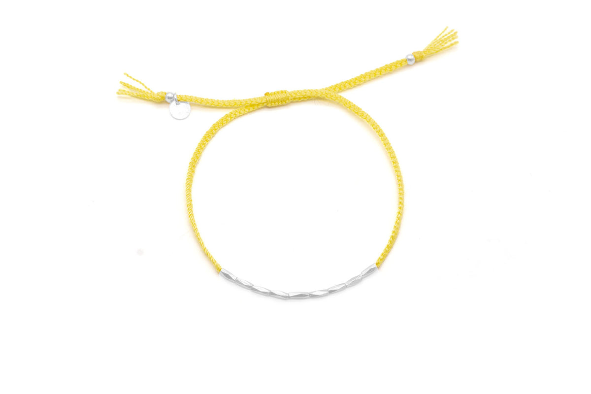 Gleiches Armband mit einer Reihe silberfarbener Röhrchen