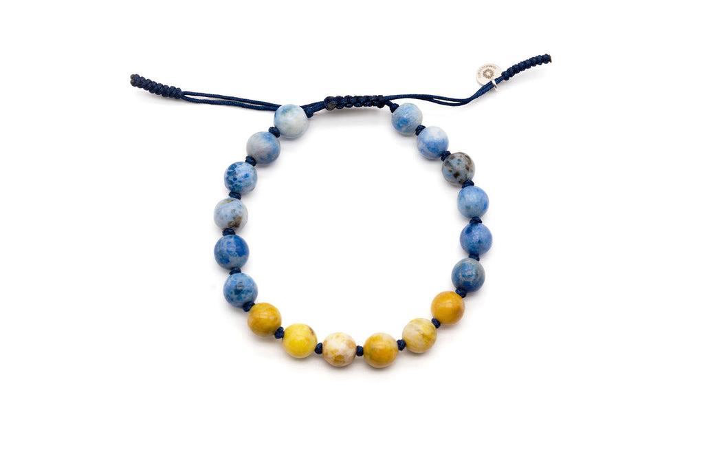 Macramé-Armband aus blauen und gelben Jaspisperlen mit verstellbarem Zugverschluss
