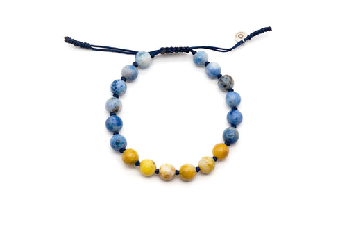 Macramé-Armband aus blauen und gelben Jaspisperlen mit verstellbarem Zugverschluss