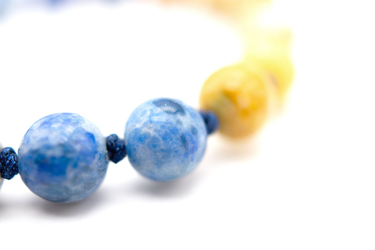 Detailaufnahme der geknoteten blauen Jaspisperlen