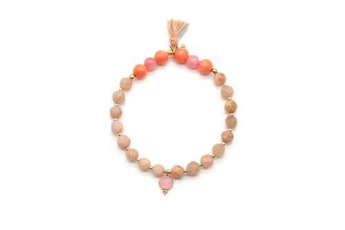 Armband aus Sonnenstein- und Korallenperlen mit rosa Anhänger und Quaste