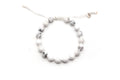 Macramé-Armband mit weiß-grauen Jaspisperlen und Sterlingsilberperle, mit Zugband verstellbar
