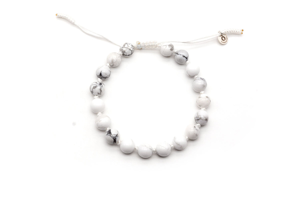 Macramé-Armband mit weiß-grauen Jaspisperlen und Sterlingsilberperle, mit Zugband verstellbar