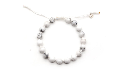 Macramé-Armband mit weiß-grauen Jaspisperlen und Sterlingsilberperle, mit Zugband verstellbar