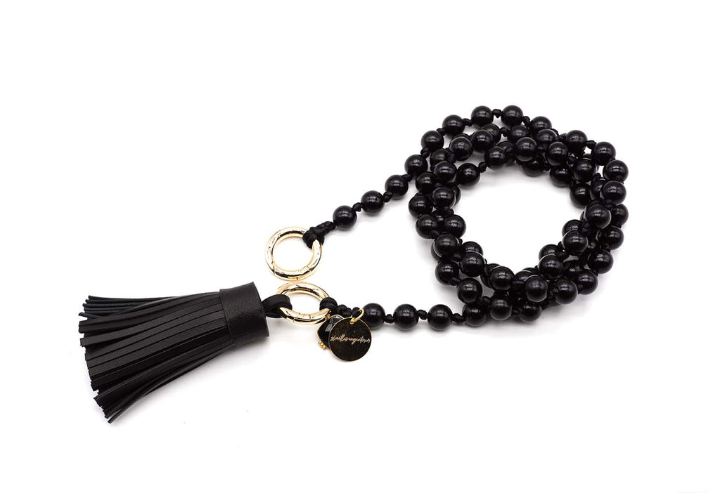 Lange Handykette aus schwarzen Perlen mit Quaste aus Nappaleder, Onyx-Anhänger und goldfarbenen Ringen